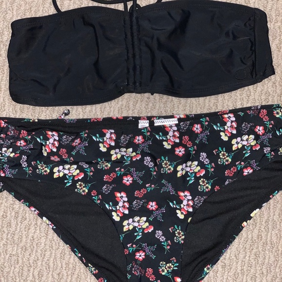 Bikini Set - Picture 1 of 3